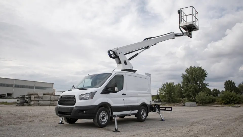 Ford Transit PT22 z podnośnikiem koszowym i rozstawionymi podporami