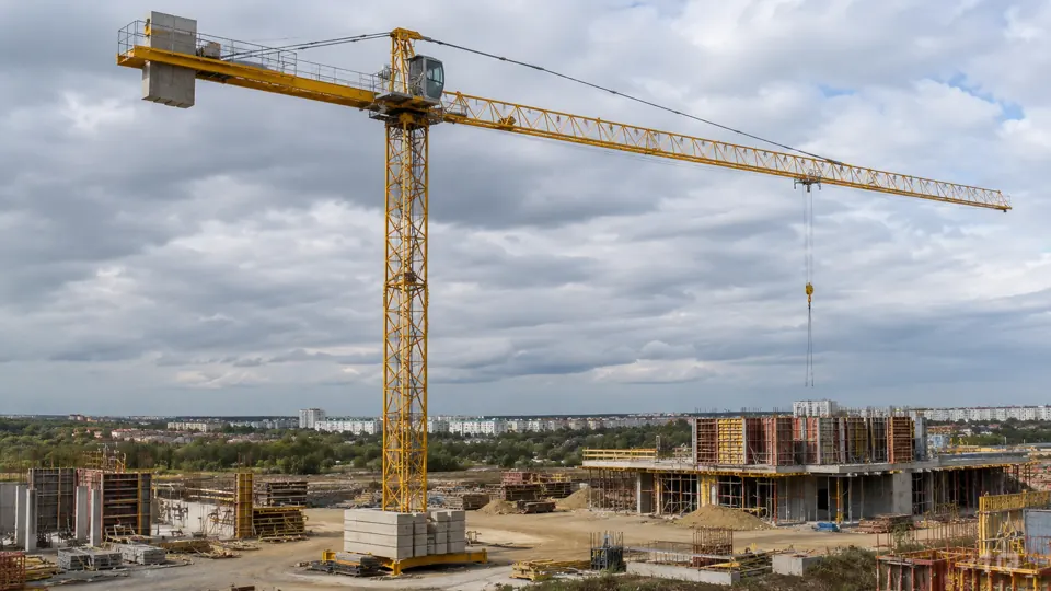 Żuraw wieżowy Liebherr EC-B 71 na placu budowy